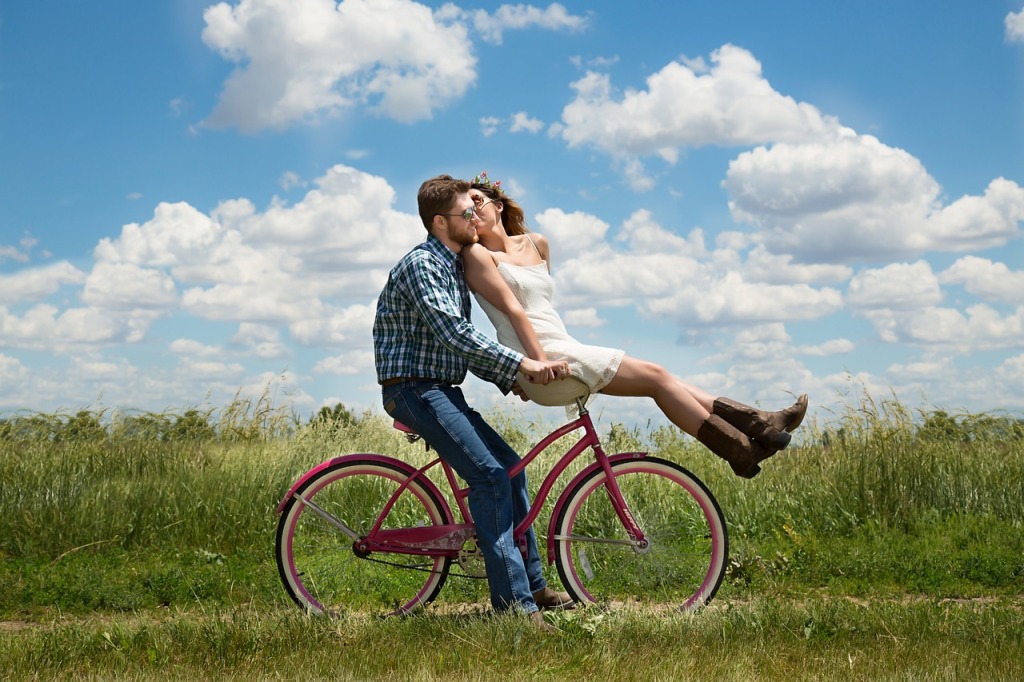 Paar genießt die Freizeit gemeinsam auf einem Fahrrad in der Natur